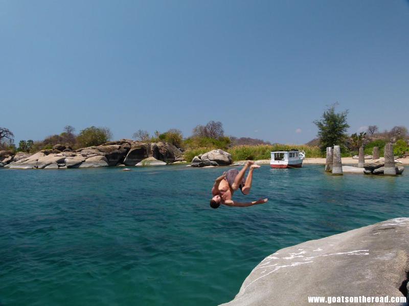 jumping off the boulders at Monkey Bay, Malawi Zomba, Cape Maclear et Monkey Bay - Zomba, Cape Maclear et Monkey Bay
