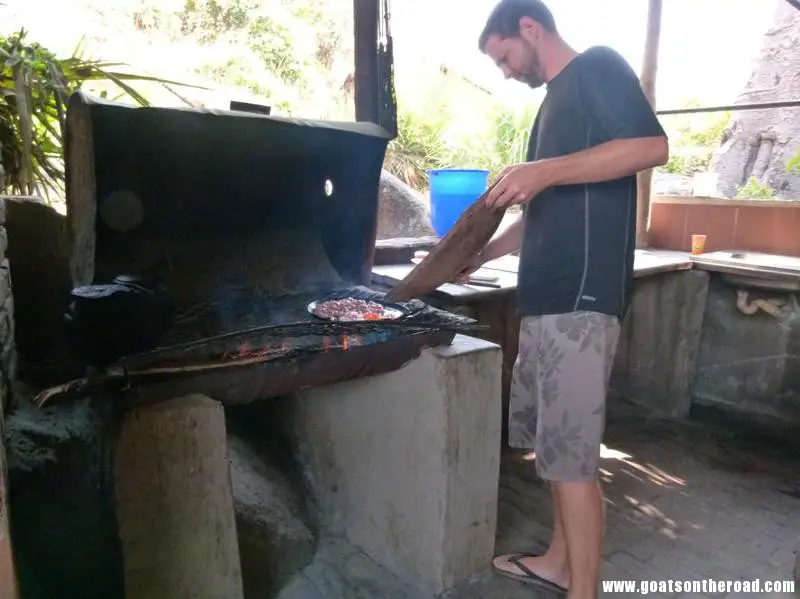 Nick cooking sausages at Monkey Bay, possibly what got him so sick! Zomba, Cape Maclear et Monkey Bay - Zomba, Cape Maclear et Monkey Bay