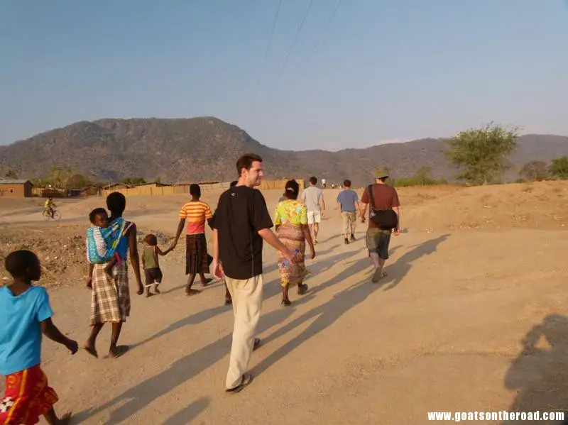 Nick walking with the villagers to a football game, Cape Maclear, Malawi Zomba, Cape Maclear et Monkey Bay - Zomba, Cape Maclear et Monkey Bay