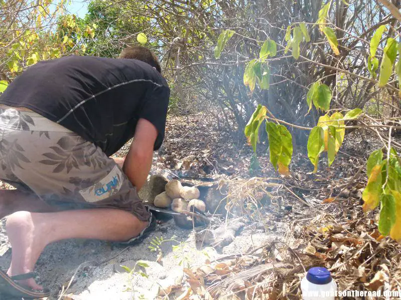 Nick making us lunch over a fire, Rolas Island, Mozambique Île Matemo et île Rolas - Île Matemo et île Rolas