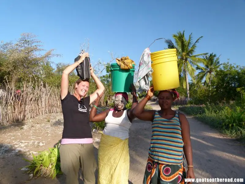 Dariece trying out the local way of carrying things! Ibo Island, Mozambique Île Matemo et île Rolas - Île Matemo et île Rolas