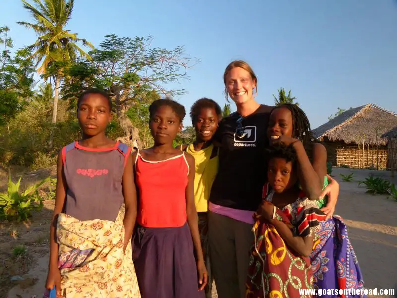 Dariece with local girls - Ibo Island, Mozambique Île Matemo et île Rolas - Île Matemo et île Rolas
