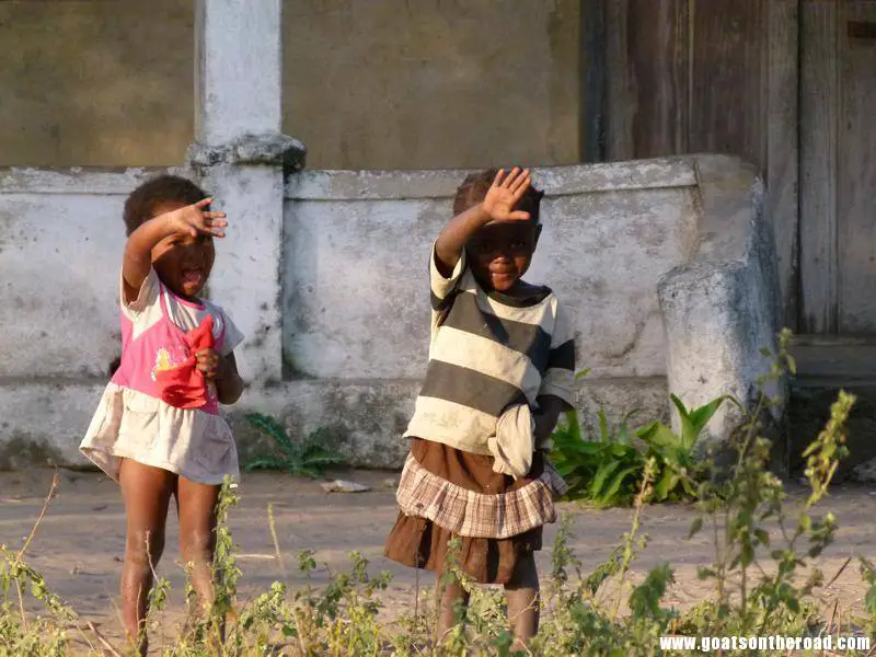 Cute Mozambican kids waving to the camera. Ibo Island Île Matemo et île Rolas - Île Matemo et île Rolas