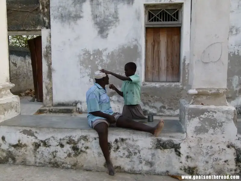 Getting a quick shave on the streets of Ibo Island, Mozambique Île Matemo et île Rolas - Île Matemo et île Rolas