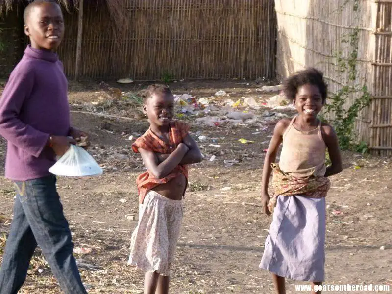 local kids excited to see us on the bus, Pemba, Mozambique Île Matemo et île Rolas - Île Matemo et île Rolas