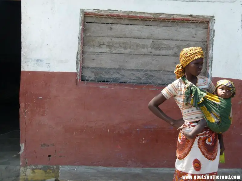 Mozambican woman with her baby on her side - on the way back to Pemba, Mozambique Île Matemo et île Rolas - Île Matemo et île Rolas