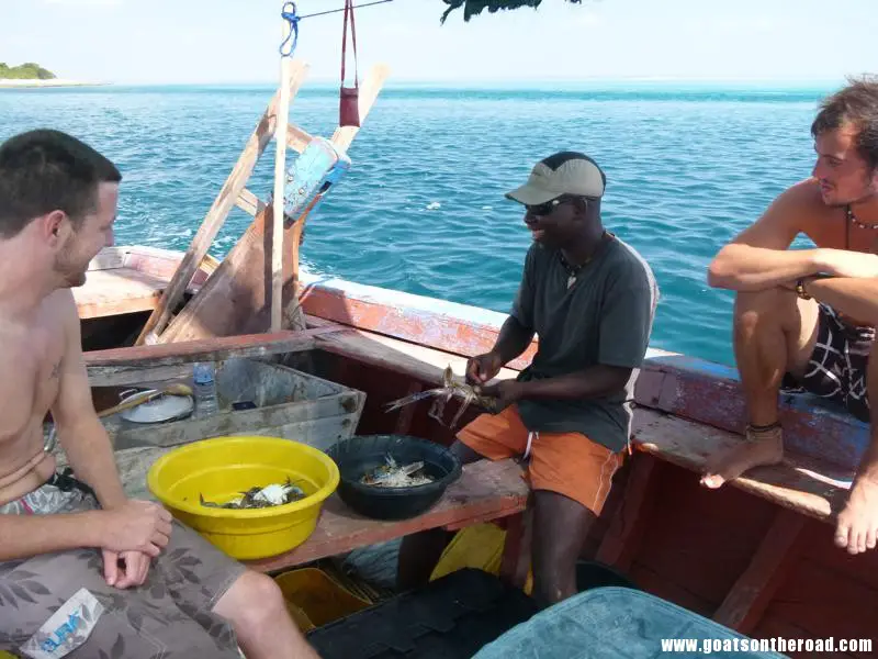 preparing freshly caught crabs on the boat, Bazaruto Archipelago, Mozambique Vilanculos, Mozambique - Plages et yeux bandés - Vilanculos, Mozambique - Plages et yeux bandés