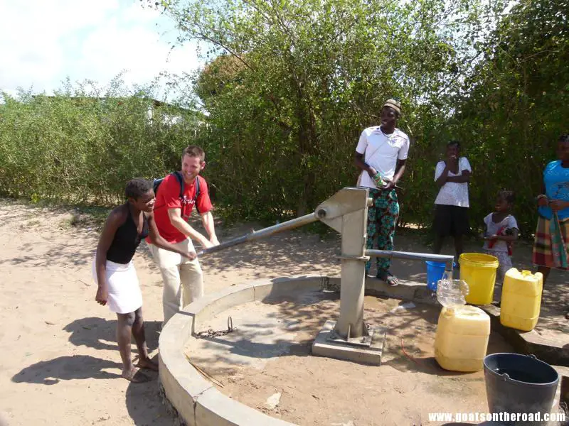 Nick helping to pump some water at the orphanage in Vilanculos, Mozambique Vilanculos, Mozambique - Plages et yeux bandés - Vilanculos, Mozambique - Plages et yeux bandés