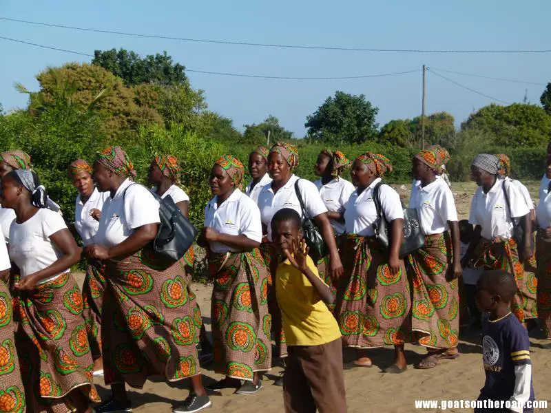 women dancing outside of the church in Vilanculos, Mozambique Vilanculos, Mozambique - Plages et yeux bandés - Vilanculos, Mozambique - Plages et yeux bandés