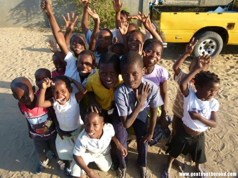 kids outside of the church in Vilanculos, Mozambique Vilanculos, Mozambique - Plages et yeux bandés - Vilanculos, Mozambique - Plages et yeux bandés