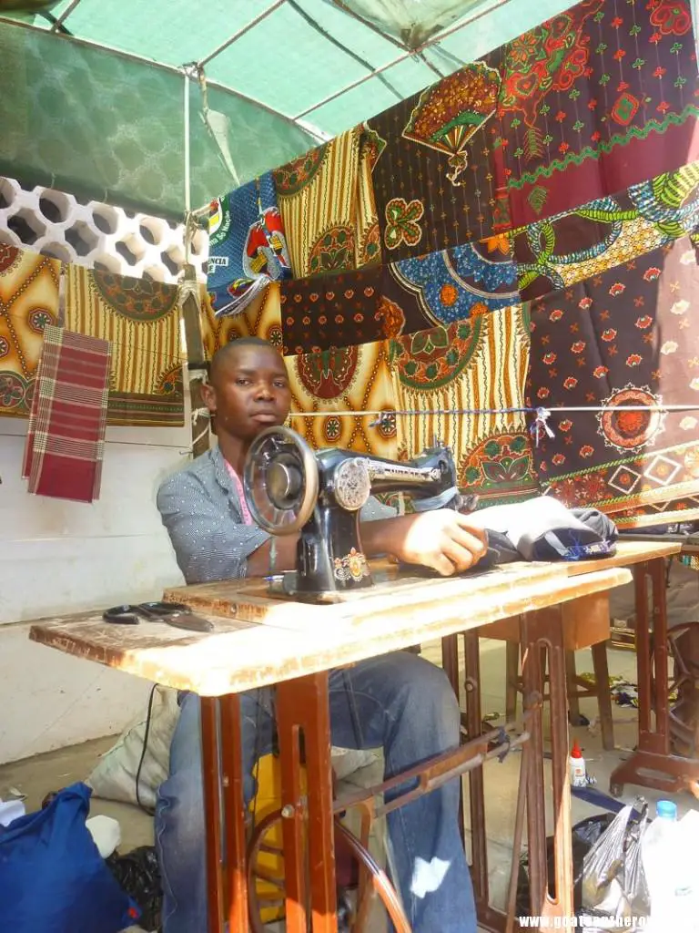 a tailor with beautiful, colourful fabric, Vilanculos, Mozambique Vilanculos, Mozambique - Plages et yeux bandés - Vilanculos, Mozambique - Plages et yeux bandés