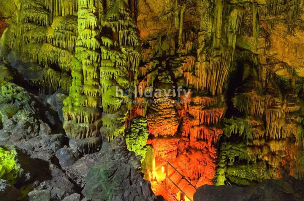 Stalagmites colorées dans la grotte de Psychro (grotte de Zeus)