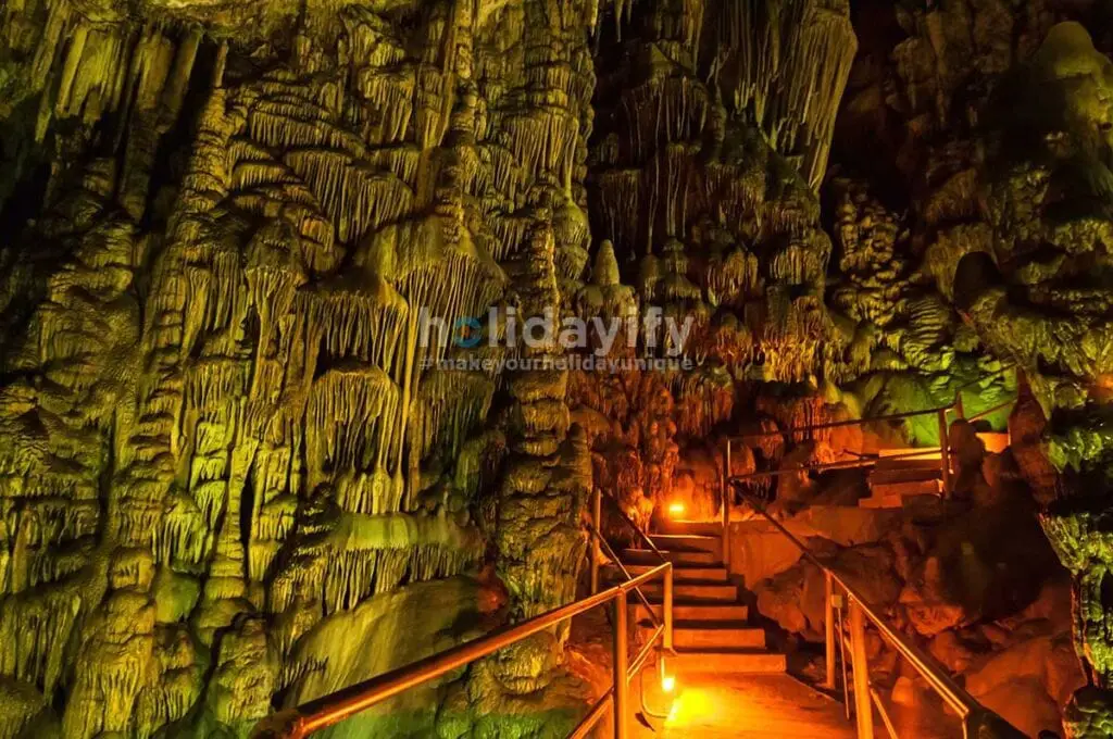 Stalagmites colorées dans la grotte de Psychro (grotte de Zeus)