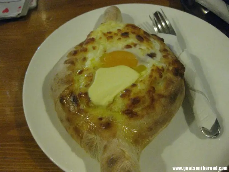 the doughy, cheese, buttery specialty meal in Georgia - one of Nick's favourites Tbilissi, Géorgie - Un voyage rapide à travers les pays du Caucase - Tbilissi, Géorgie - Un voyage rapide à travers les pays du Caucase