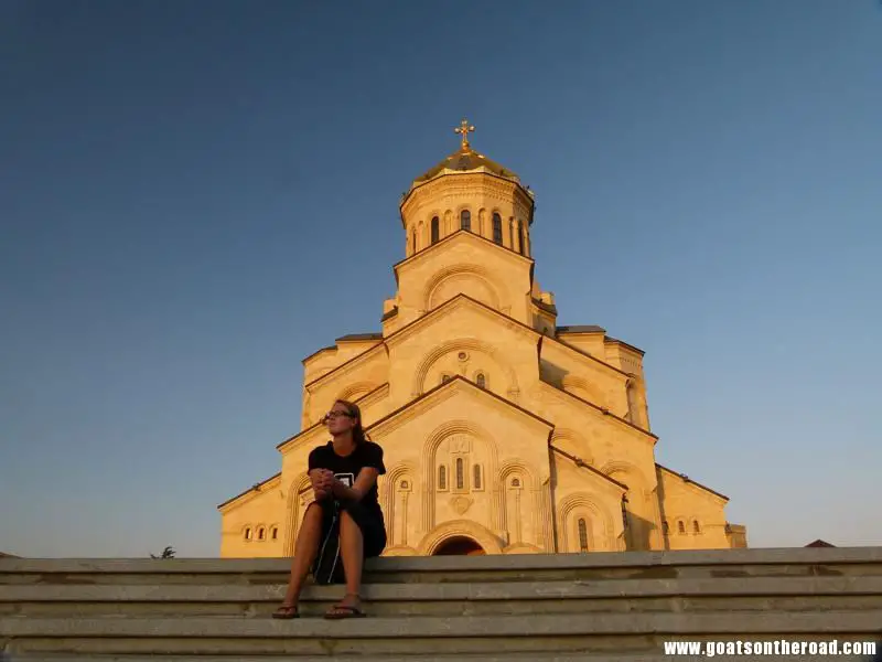 Dariece enjoying sunset at one of the many stunning cathedrals, Tbilisi, Georgia Tbilissi, Géorgie - Un voyage rapide à travers les pays du Caucase - Tbilissi, Géorgie - Un voyage rapide à travers les pays du Caucase