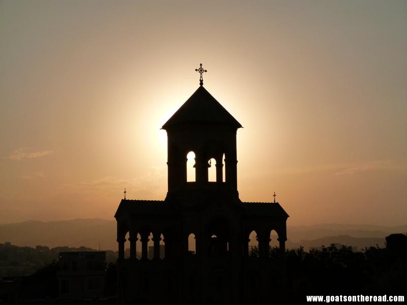 sunsetting over a cathedral in Tbilisi, Georgia Tbilissi, Géorgie - Un voyage rapide à travers les pays du Caucase - Tbilissi, Géorgie - Un voyage rapide à travers les pays du Caucase