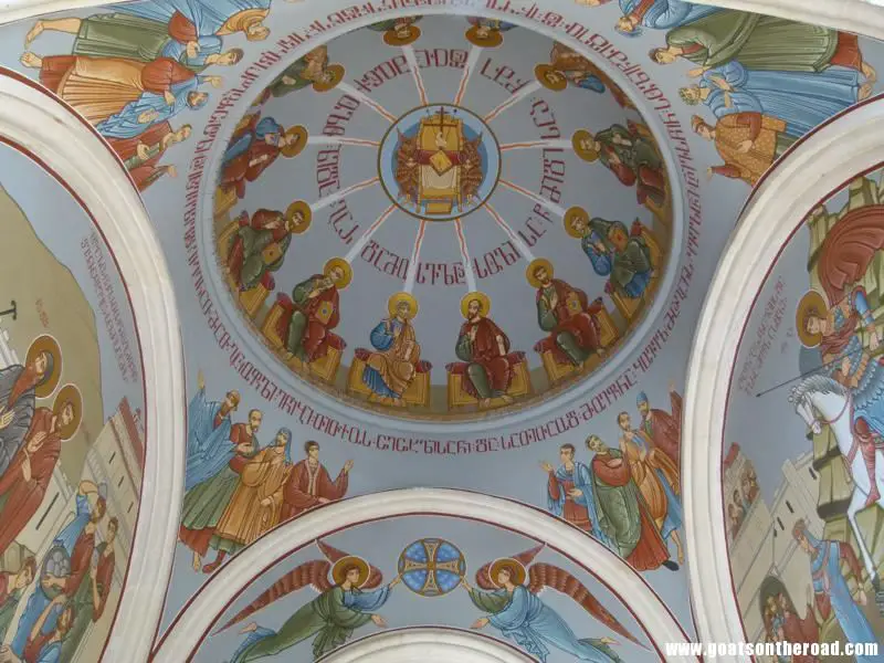 gorgeous fresco paintings on the ceiling of a church in Yrevan Tbilissi, Géorgie - Un voyage rapide à travers les pays du Caucase - Tbilissi, Géorgie - Un voyage rapide à travers les pays du Caucase