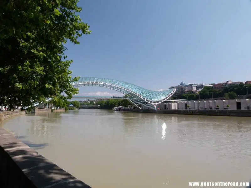the modern bridge over the river in Tbilisi, Georgia Tbilissi, Géorgie - Un voyage rapide à travers les pays du Caucase - Tbilissi, Géorgie - Un voyage rapide à travers les pays du Caucase