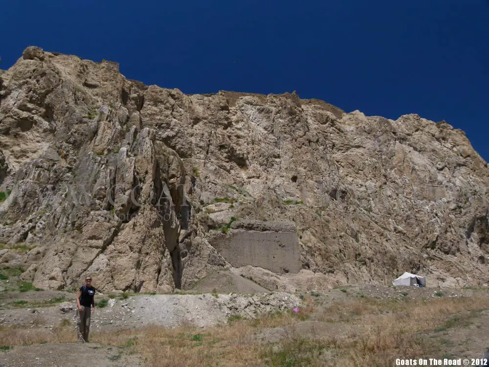 Se promener autour de la base du rocher de Van, Turquie orientale. rocher van turquie