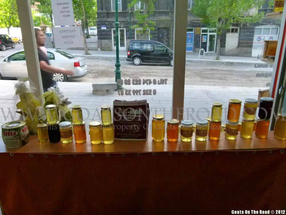 Délicieux miel local en vente dans un magasin à Kars, Turquie de l'Est. miel à kars en turquie