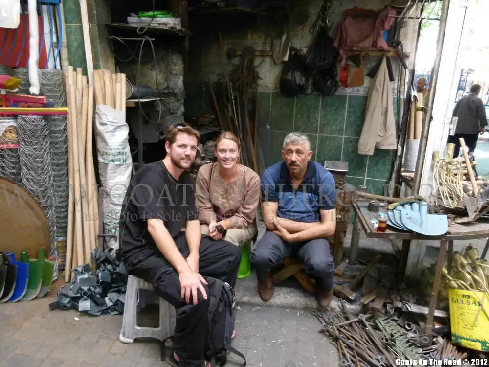 Assis avec l'un des commerçants du bazar. Sanliurfa, Turquie sac à dos en turquie orientale