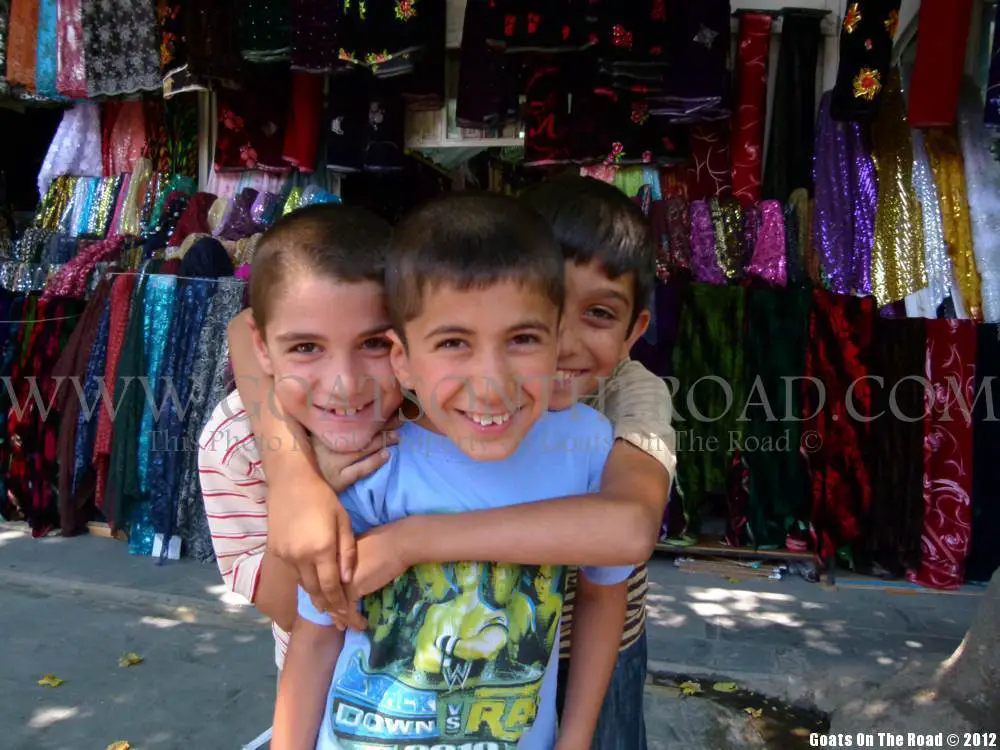 Des garçons heureux dans le bazar. Sanliurfa, Turquie sac à dos turquie