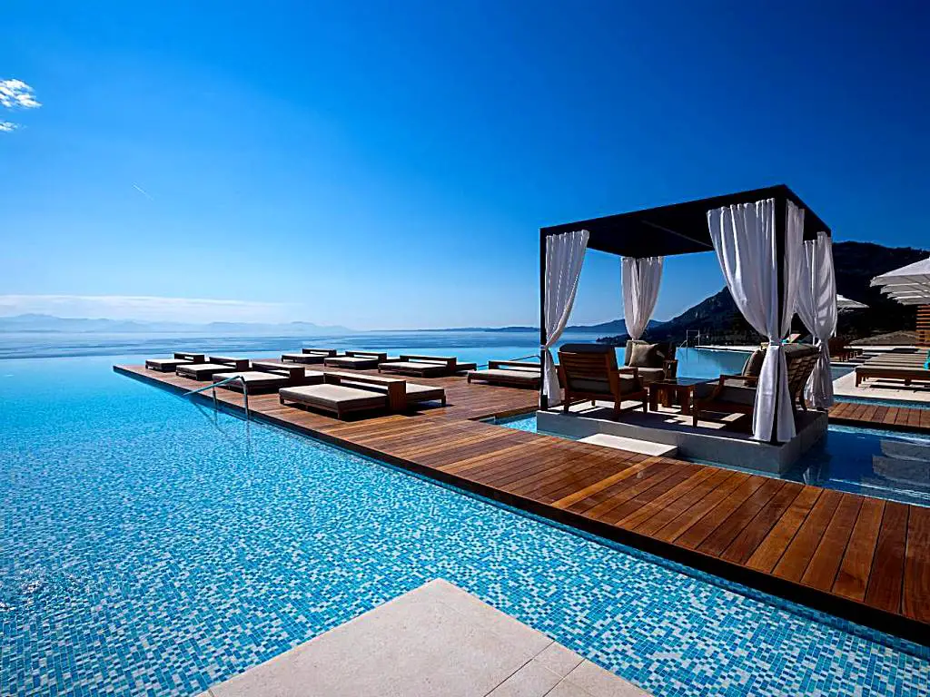 Les 8 plus beaux hôtels de luxe avec des piscines incroyables à Corfou 1 Les 8 plus beaux hôtels de luxe avec des piscines incroyables à Corfou - Les 8 plus beaux hôtels de luxe avec des piscines incroyables à Corfou
