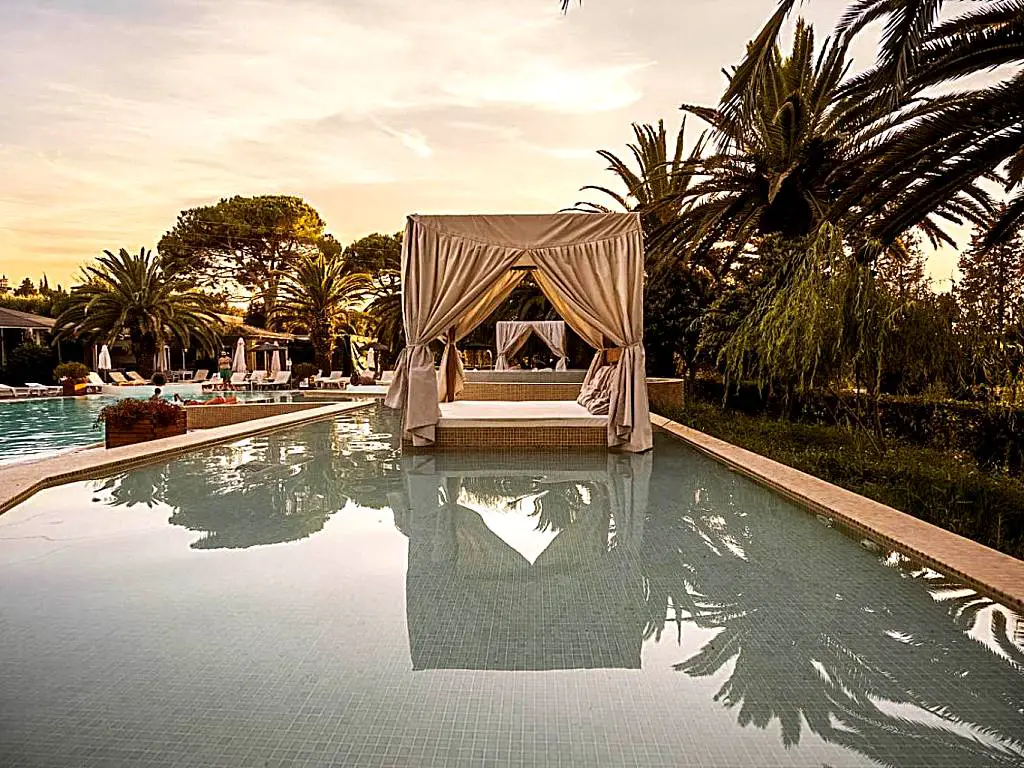 Les 8 plus beaux hôtels de luxe avec des piscines incroyables à Corfou 7 Les 8 plus beaux hôtels de luxe avec des piscines incroyables à Corfou - Les 8 plus beaux hôtels de luxe avec des piscines incroyables à Corfou