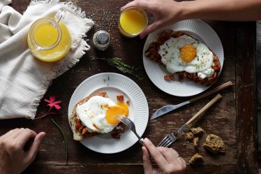 Recette : Œufs et saucisses à la mode de Mykonos - Recette : Œufs et saucisses à la mode de Mykonos