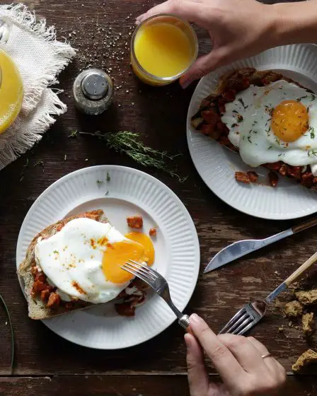 Recette : Œufs et saucisses à la mode de Mykonos - Recette : Œufs et saucisses à la mode de Mykonos