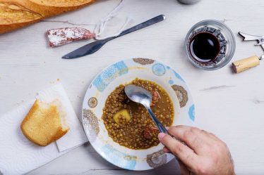 Recette de la traditionnelle soupe grecque aux lentilles, un plat frais et bon pour la santé - Recette de la traditionnelle soupe grecque aux lentilles, un plat frais et bon pour la santé