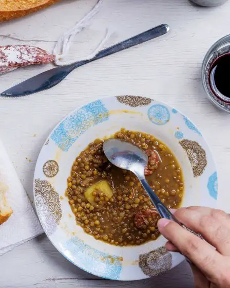 Recette de la traditionnelle soupe grecque aux lentilles, un plat frais et bon pour la santé - Recette de la traditionnelle soupe grecque aux lentilles, un plat frais et bon pour la santé