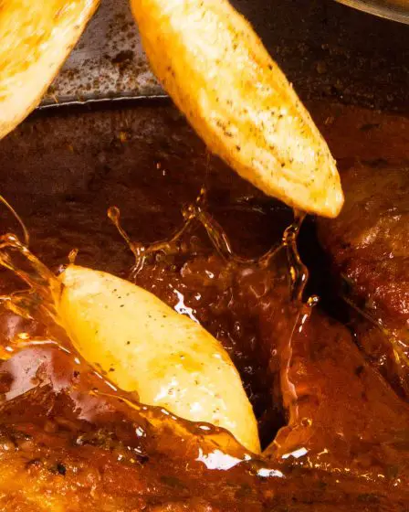 Recette du gigot de Cabri, cuit lentement avec des pommes de terre d'Amorgos - Recette du gigot de Cabri, cuit lentement avec des pommes de terre d'Amorgos