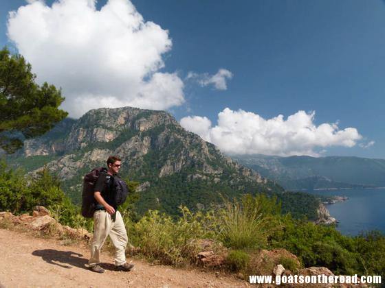 Nick walking down the cliffside to our beautiful Shambala Camp, Kabak, Turkey Hors des sentiers battus à Kabak, en Turquie - Hors des sentiers battus à Kabak, en Turquie