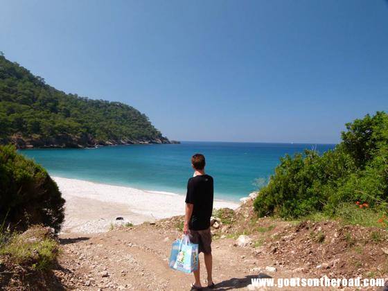 Nick walking down to the stunning beach on the Mediterranean, Kabak, Turkey Hors des sentiers battus à Kabak, en Turquie - Hors des sentiers battus à Kabak, en Turquie