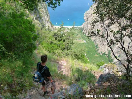 Nick looking down at the Mediterranean, a very steep climb down. Kabak, Turkey Hors des sentiers battus à Kabak, en Turquie - Hors des sentiers battus à Kabak, en Turquie