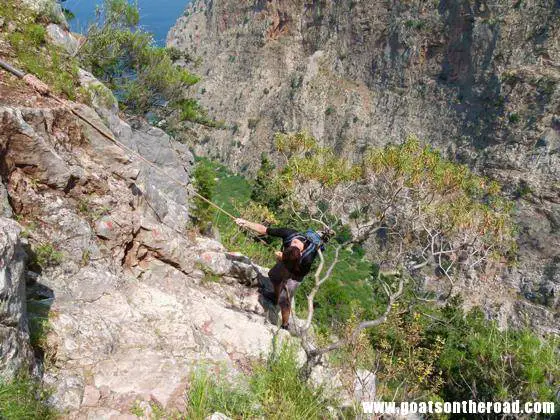 Nick using the ropes to descend down the steep cliffs at Kabak, Turkey Hors des sentiers battus à Kabak, en Turquie - Hors des sentiers battus à Kabak, en Turquie