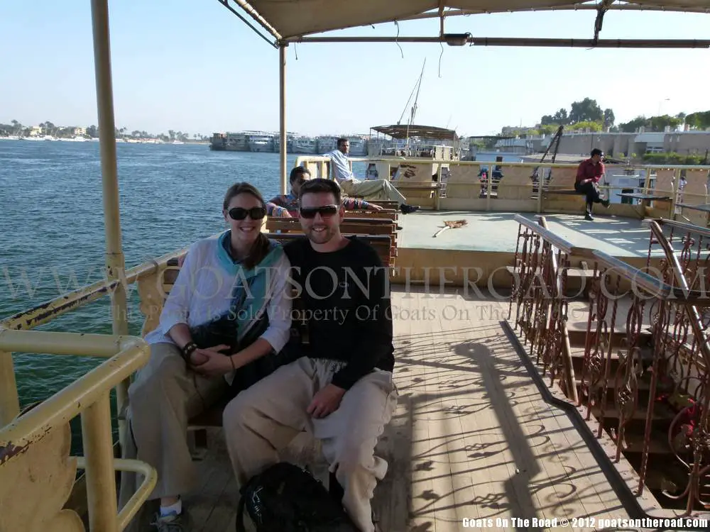Des chèvres sur la route sur le ferry qui traverse le Nil. Louxor, Égypte sac à dos en egypte