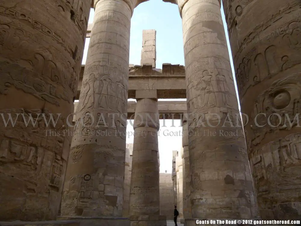Nick debout au pied d'un pilier massif dans le temple de Karnak, Louxor, Égypte. l'egypte pour les routards