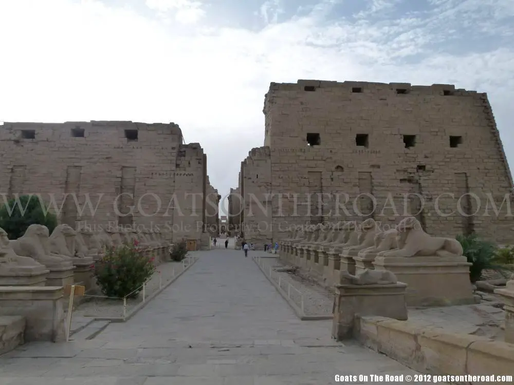 Entrée du temple de Karnak, Louxor, Égypte. sac à dos luxor