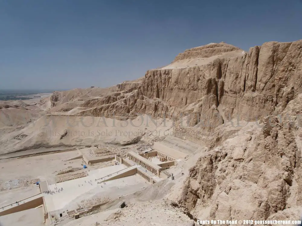 Le temple d'Hatsheput en contrebas. Randonnée dans la Vallée des Rois, Louxor, Égypte. l'egypte sur un budget