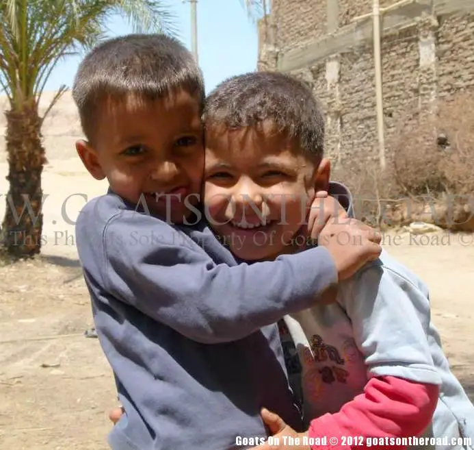 Meilleurs amis. Garçons dans un village près de la Vallée des Rois, Louxor, Égypte. voyage indépendant en egypte