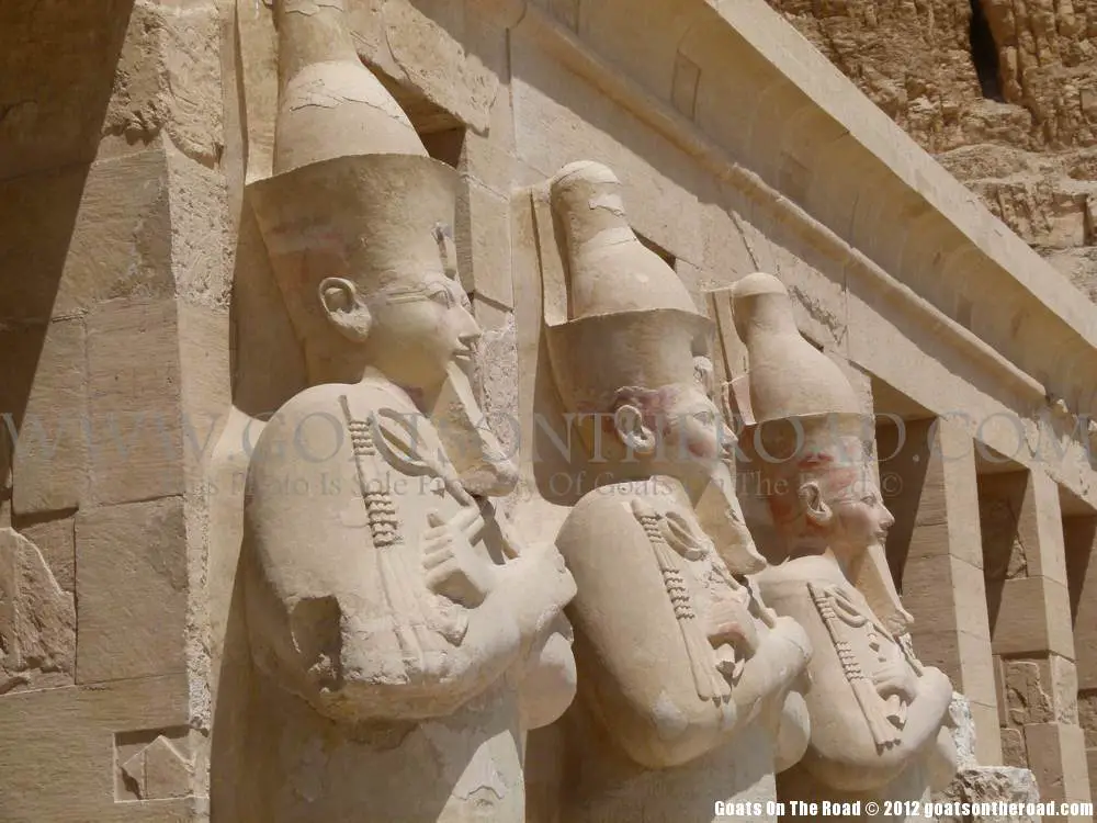 Statues du temple d'Hatchepsout, Louxor, Égypte. l'egypte pour les routards