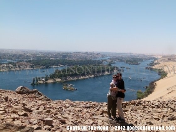 Chèvres sur la route profitant de la vue depuis les Tombes des Nobles, Assouan, Egypte. sac à dos en egypte