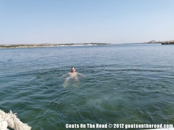 Baignade dans le Nil, Egypte bateau felouque rivière du nil