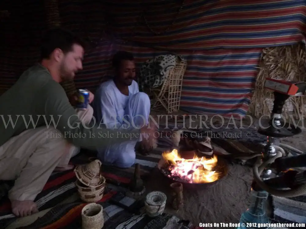 Torréfaction de grains de café sur le feu. Fleuve Nil, Égypte felouque naviguant sur le nil