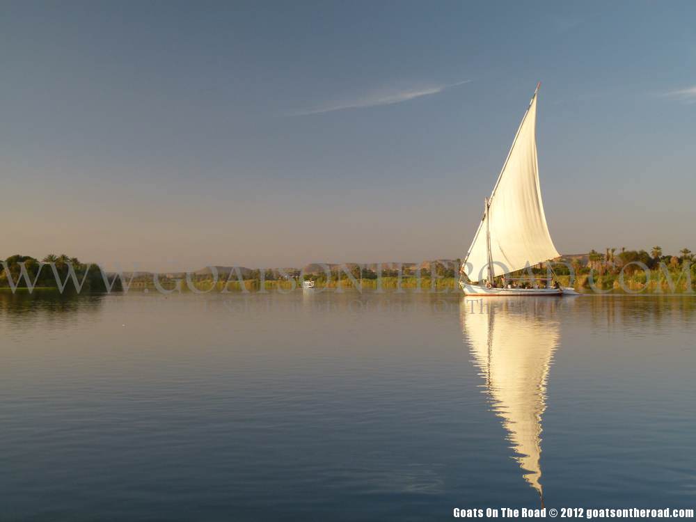 Un reflet parfait. Fleuve Nil, Égypte bateau felouque