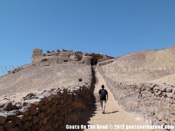 Visite des tombes des nobles à Assouan, en Égypte. felouque du fleuve nil