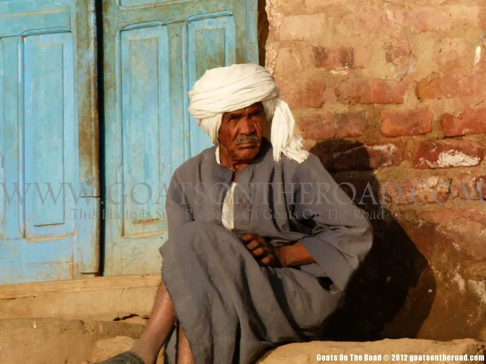 Homme profitant du lever du soleil dans un village sur les rives du Nil, Egypte. promenade en felouque