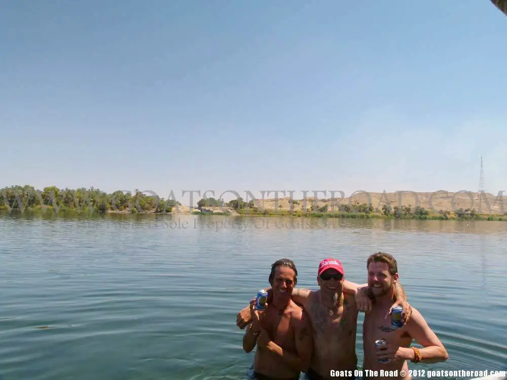 Les gars profitent d'une baignade dans le Nil, Egypte. navigation sur le nil
